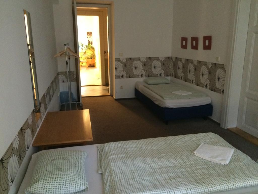 Charles Square Hostel Praga Esterno foto