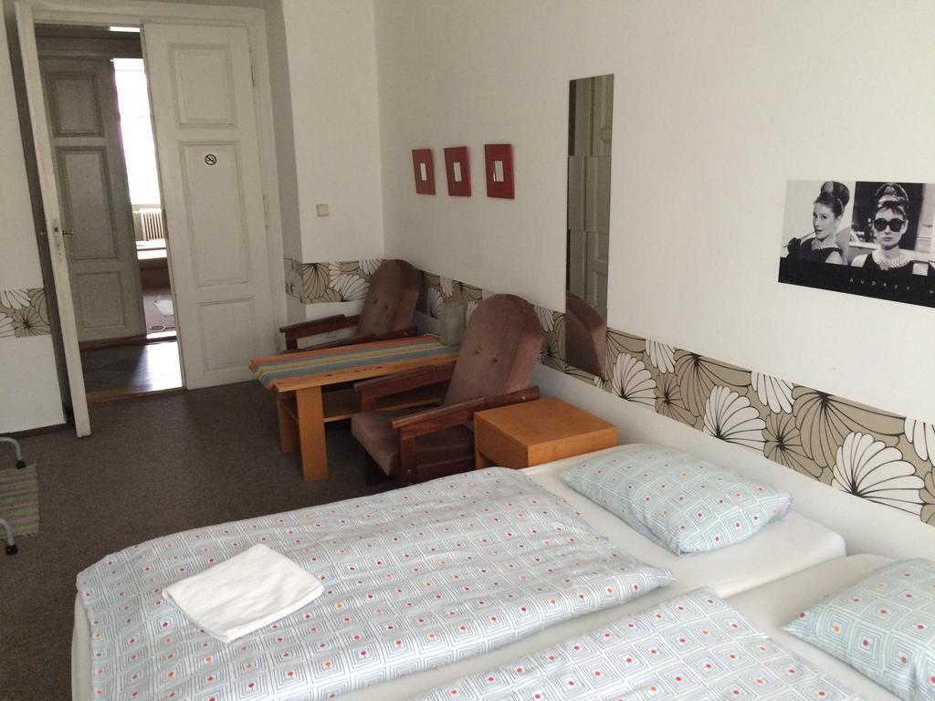 Charles Square Hostel Praga Esterno foto