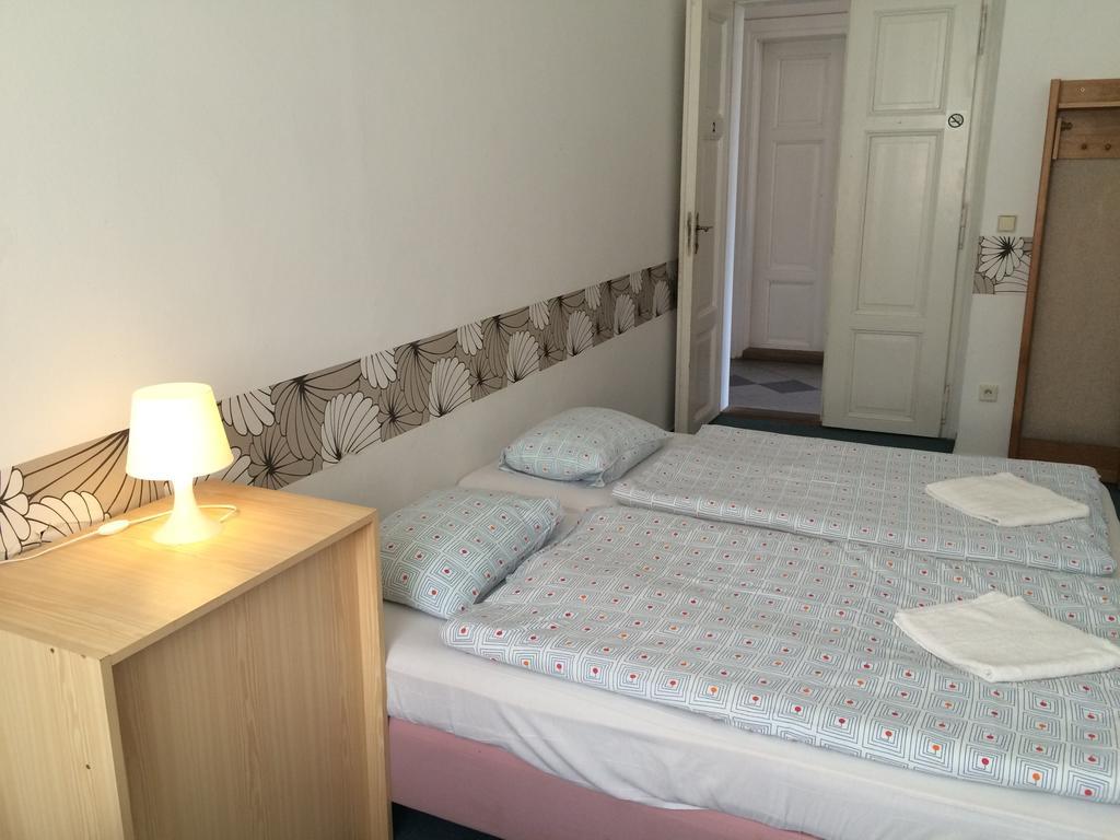 Charles Square Hostel Praga Esterno foto